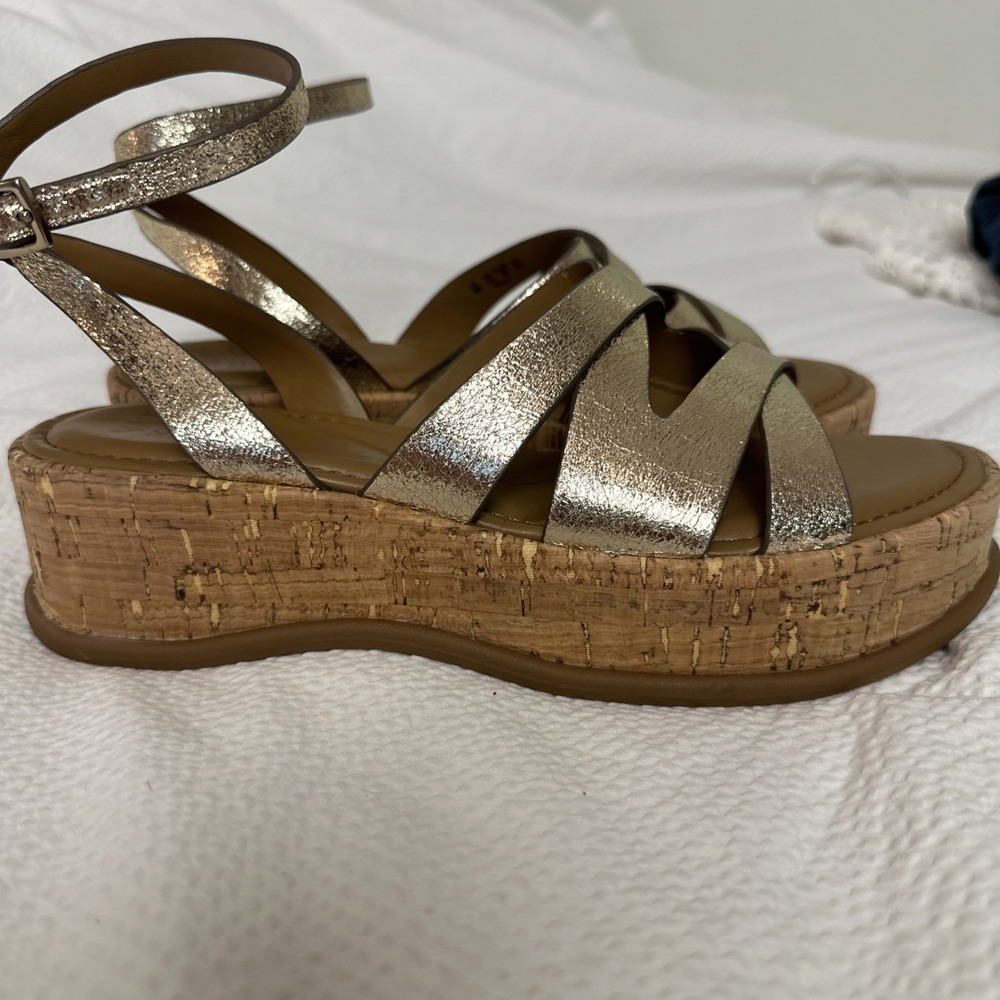 Naturalizer "Riley"  platform  Gold Leather Sandal Sz  9M